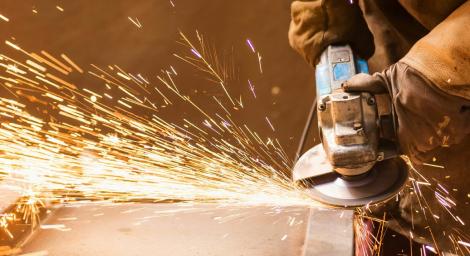 Szlifowanie metalu i klasa chropowatości – znaczenie precyzyjnej obróbki powierzchni